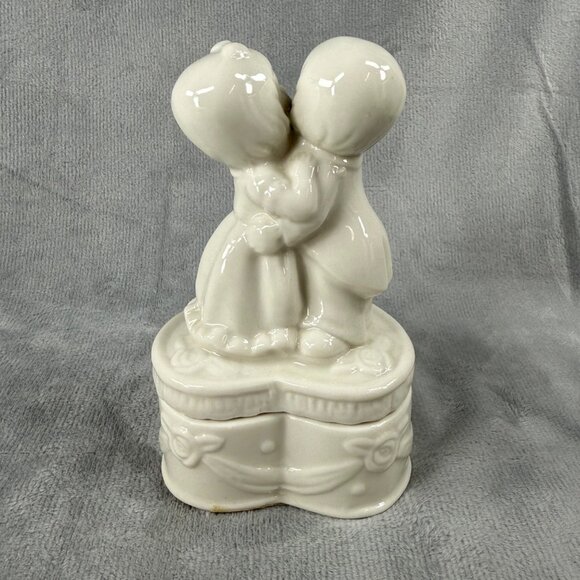 Bride Groom Boy Girl Couple Kissing Trinket Box White Heart Design Base - Picture 4 of 14